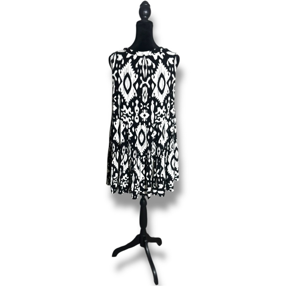 Steve Madden Black and White Aztec Patterned Sleeveless Tiered V-neck Tunic top - Picture 5 of 16